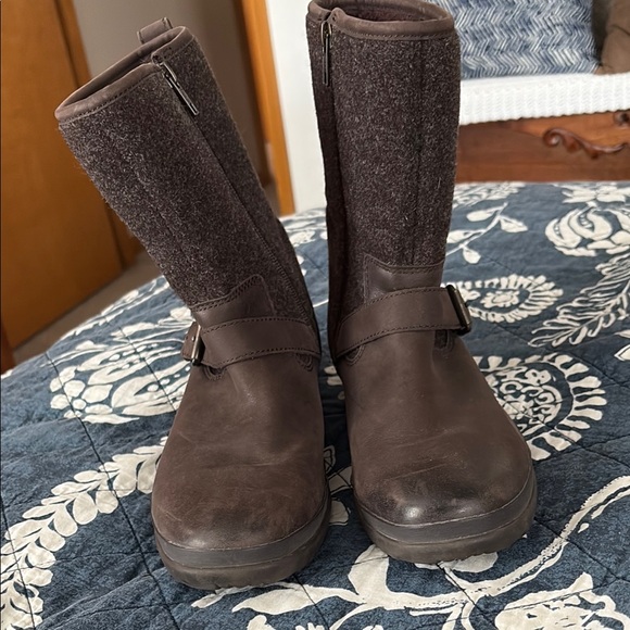 UGG Women's Dark Brown Winter Boots size 8.5, - Picture 3 of 7